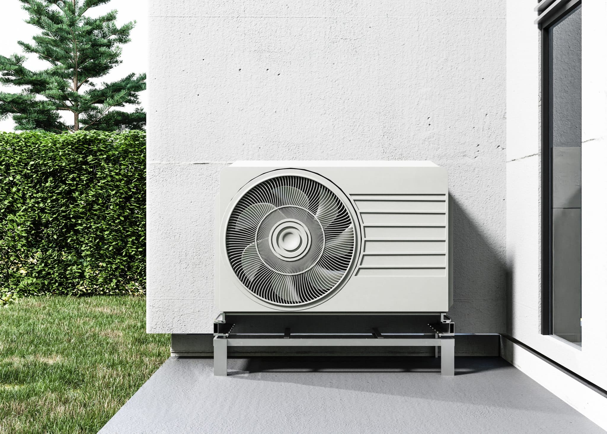 Wärmepumpe vor einem Wohnhaus