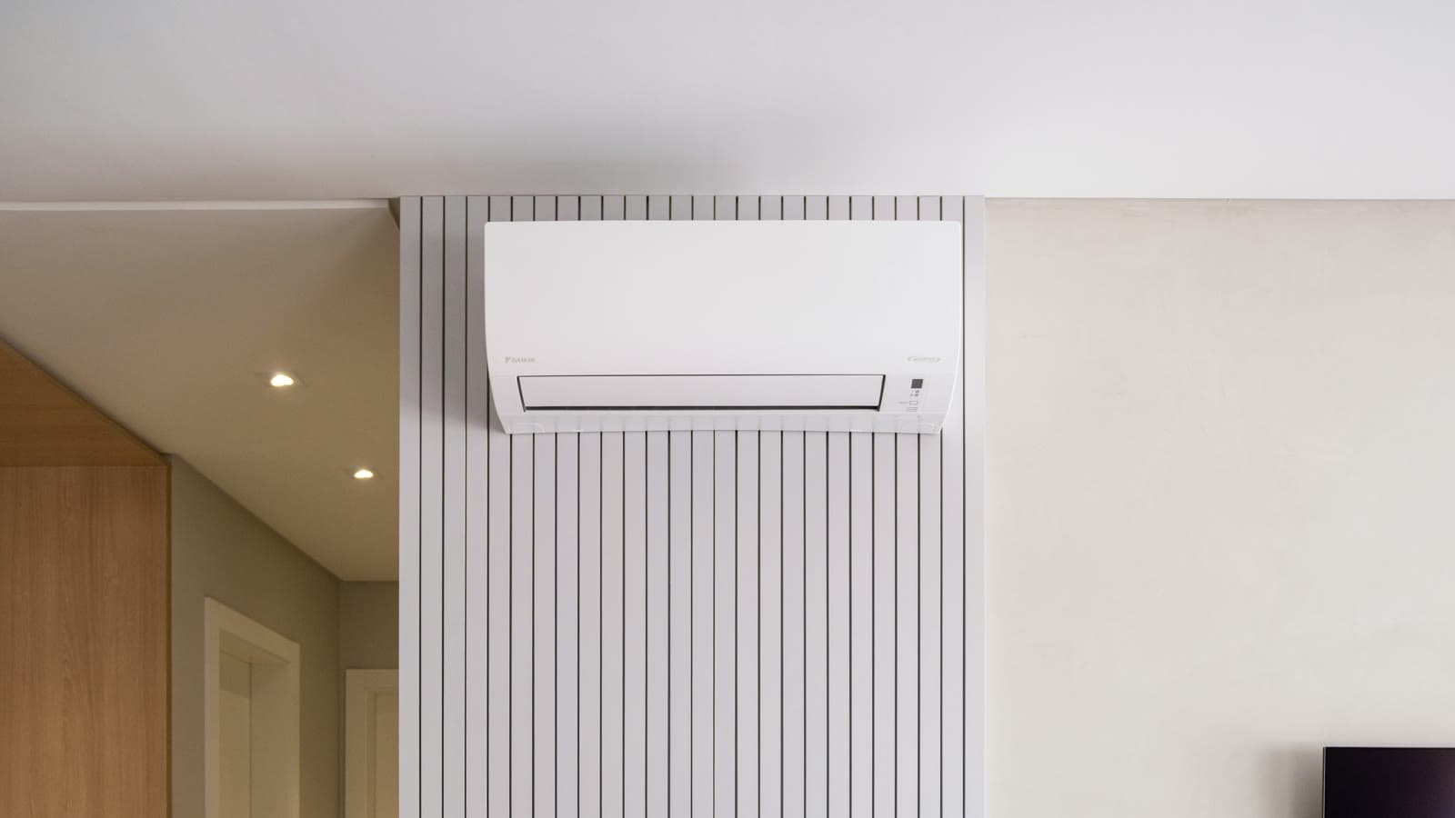 Split-Klimaanlage an der Wand eines hellen Wohnzimmers