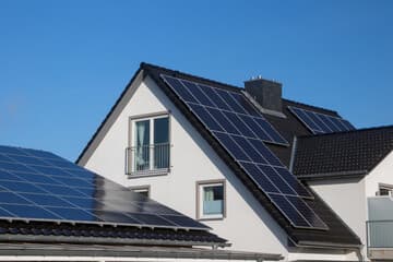 Photovoltaikanlage auf dem Dach eines Einfamilienhauses
